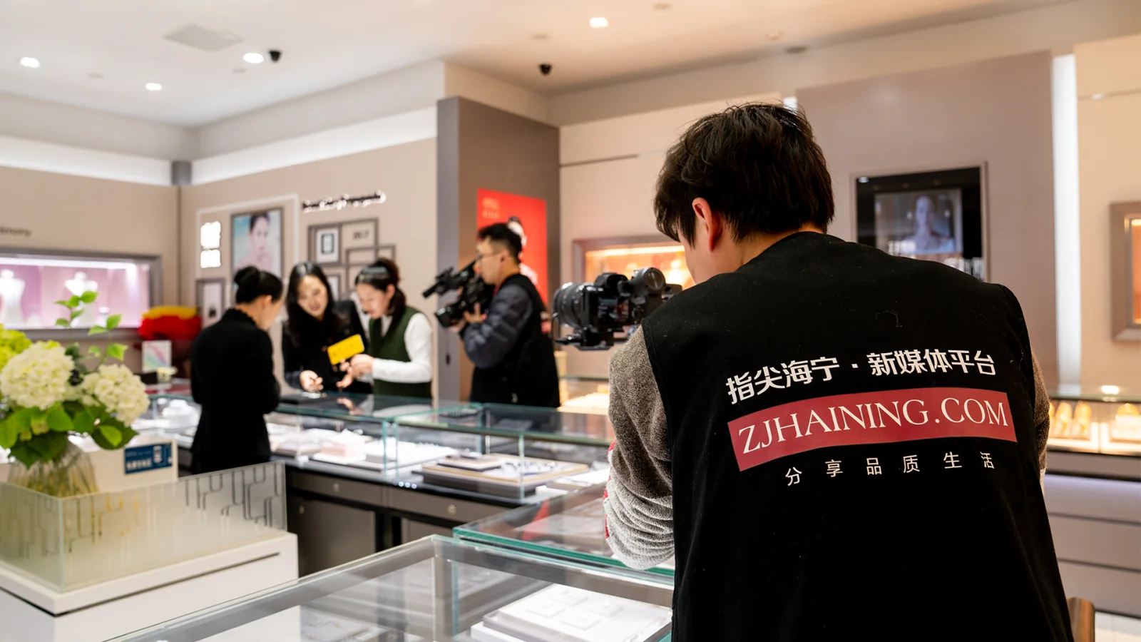 指尖海宁团队穿着品牌工作背心，在门店协调采访与内容拍摄