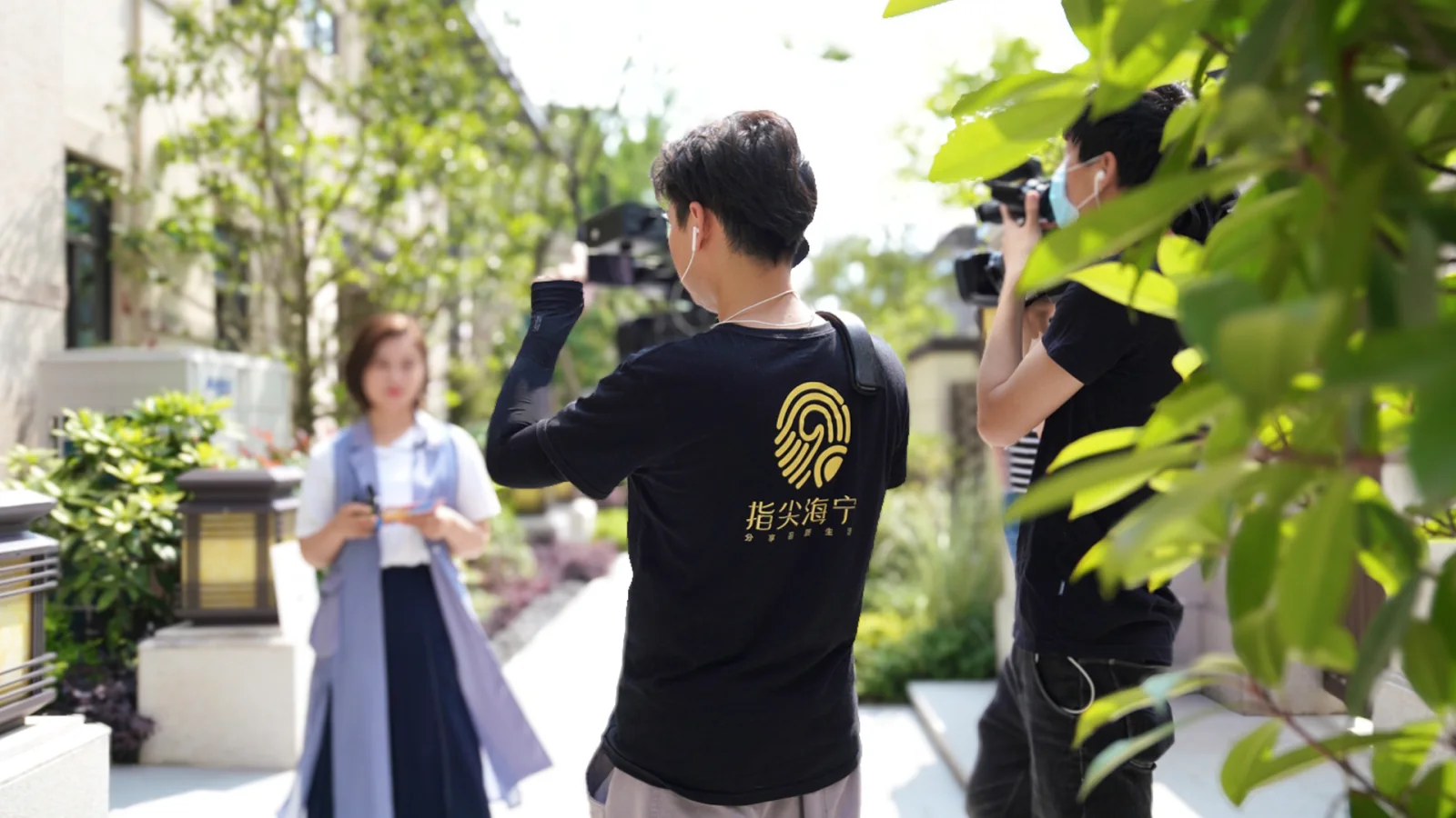 指尖海宁团队在户外为出镜者提供拍摄指引，摄影师同步记录画面