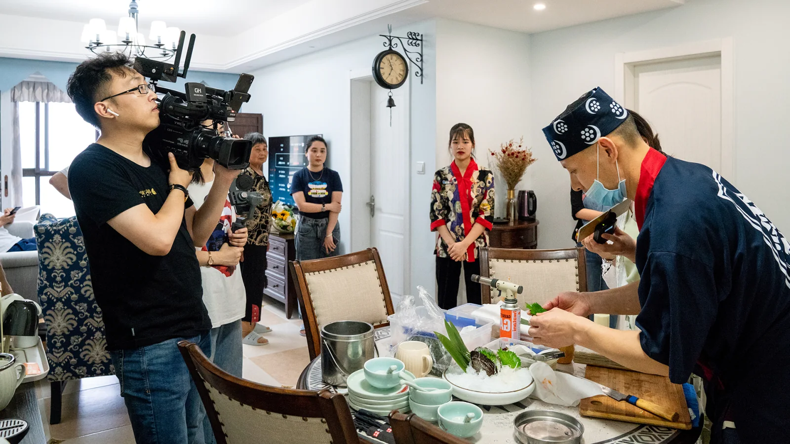 指尖海宁摄影师近距离记录料理制作，收集产品细节与真实场景素材