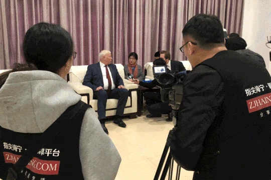 专业拍摄现场，记录布光、机位与人物采访